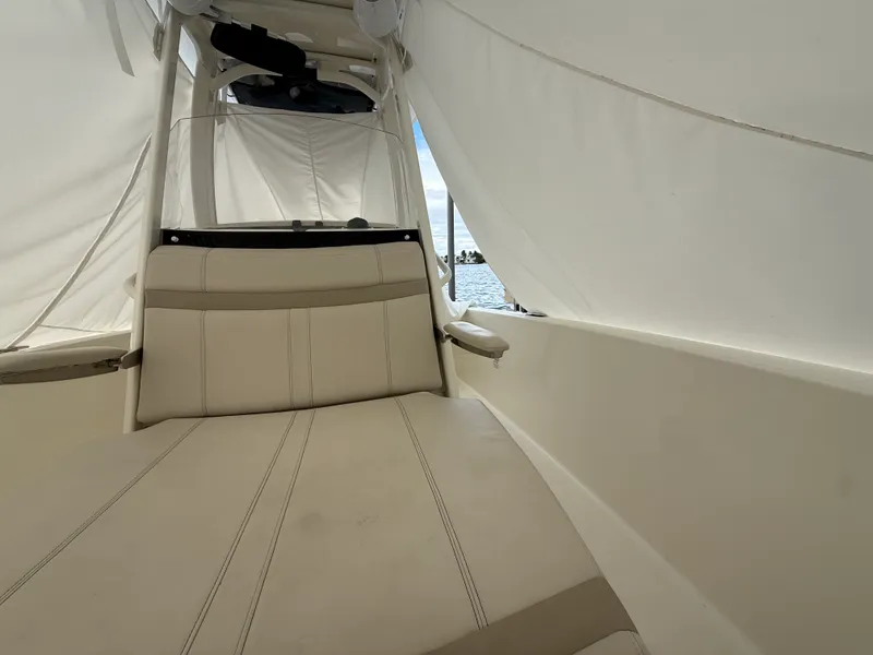 Slide: The Image of Boston Whaler 220 DAUNTLESS 2023 - 14
