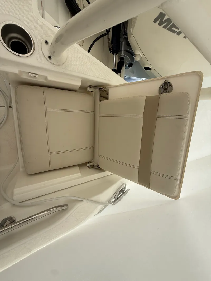 Slide: The Image of Boston Whaler 220 DAUNTLESS 2023 - 20