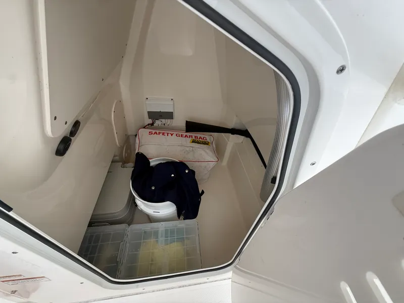 Slide: The Image of Boston Whaler 220 DAUNTLESS 2023 - 16