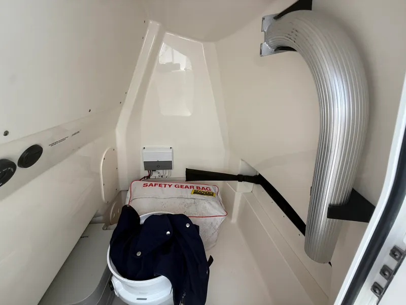 Slide: The Image of Boston Whaler 220 DAUNTLESS 2023 - 17