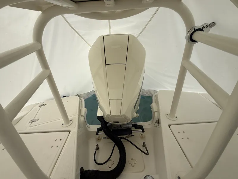 Slide: The Image of Boston Whaler 220 DAUNTLESS 2023 - 21