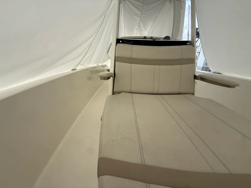 Slide: The Image of Boston Whaler 220 DAUNTLESS 2023 - 13