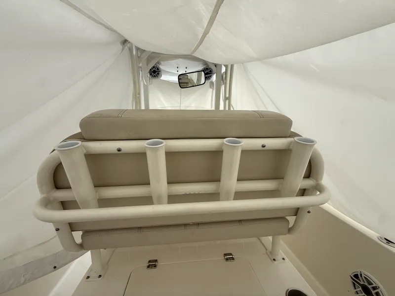 Slide: The Image of Boston Whaler 220 DAUNTLESS 2023 - 19