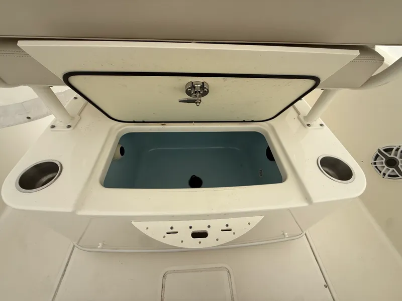 Slide: The Image of Boston Whaler 220 DAUNTLESS 2023 - 18
