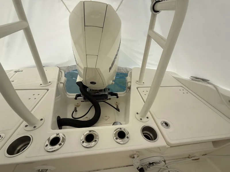 Slide: The Image of Boston Whaler 220 DAUNTLESS 2023 - 22
