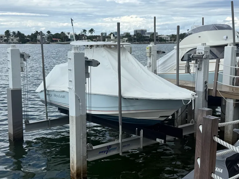 Slide: The Image of Boston Whaler 220 DAUNTLESS 2023 - 25
