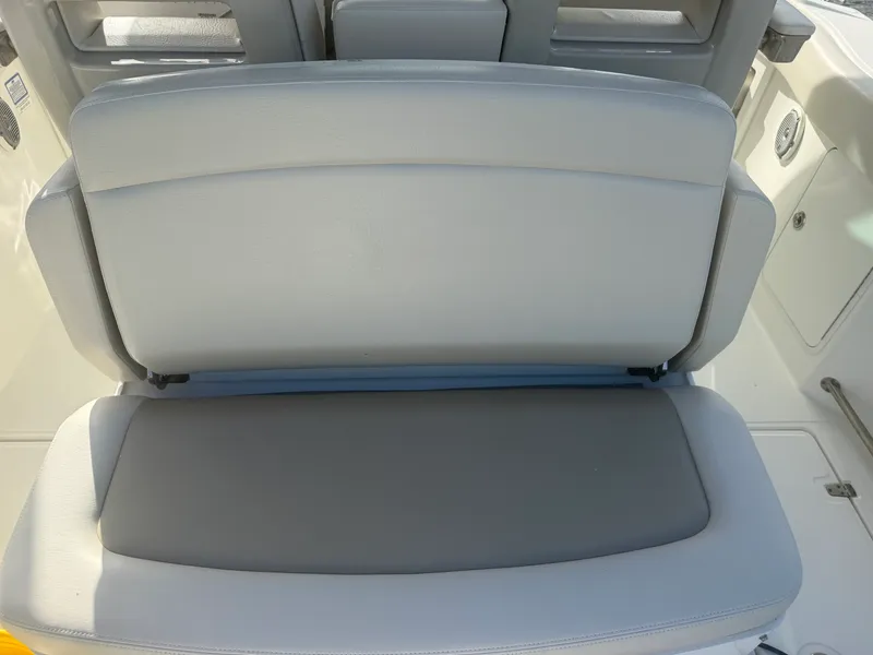 Slide: The Image of Boston Whaler 330 OUTRAGE 2017 - 27