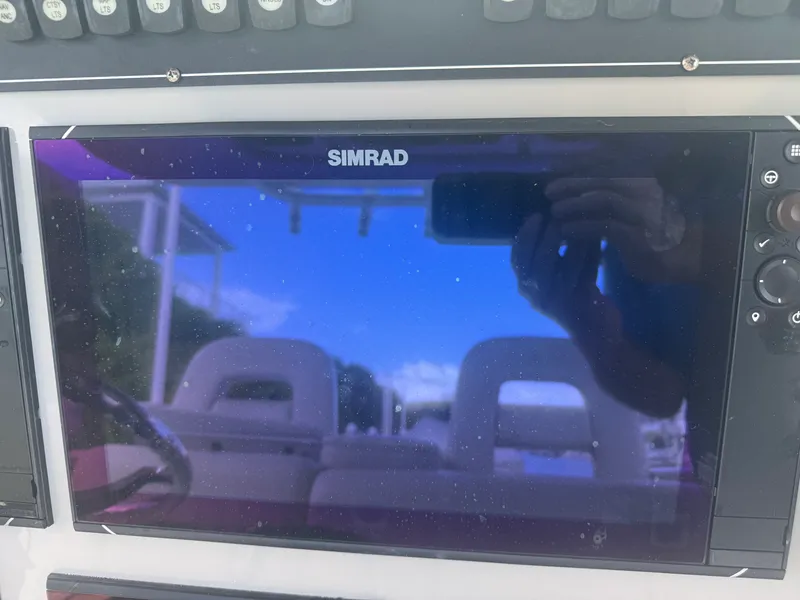 Slide: The Image of Boston Whaler 330 OUTRAGE 2017 - 19