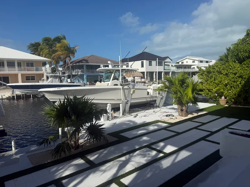 Slide: The Image of Boston Whaler 330 OUTRAGE 2017 - 31