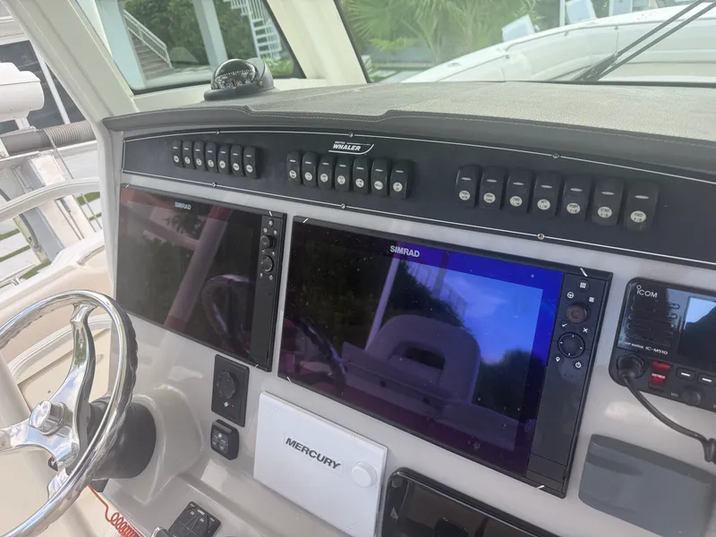 Slide: The Image of Boston Whaler 330 OUTRAGE 2017 - 18