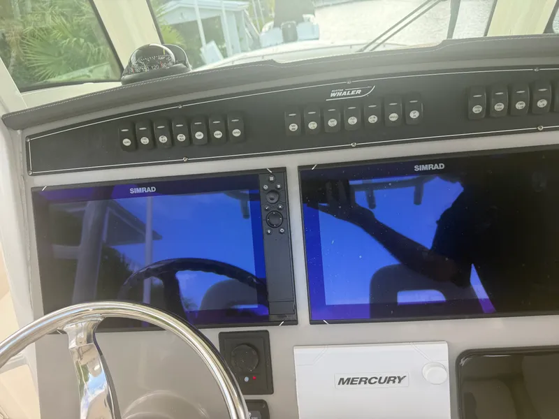 Slide: The Image of Boston Whaler 330 OUTRAGE 2017 - 17