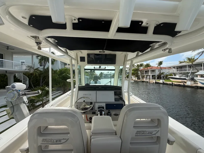 Slide: The Image of Boston Whaler 330 OUTRAGE 2017 - 14