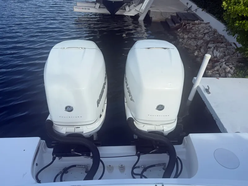 Slide: The Image of Boston Whaler 330 OUTRAGE 2017 - 25