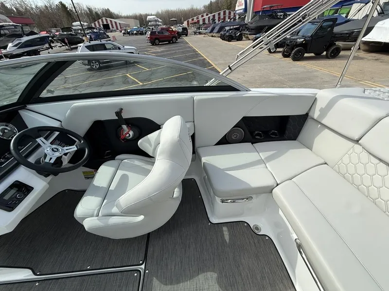 Slide: The Image of Four Winns H2 Freedom 2026 - 10