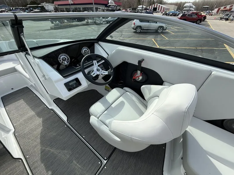 Slide: The Image of Four Winns H2 Freedom 2026 - 11