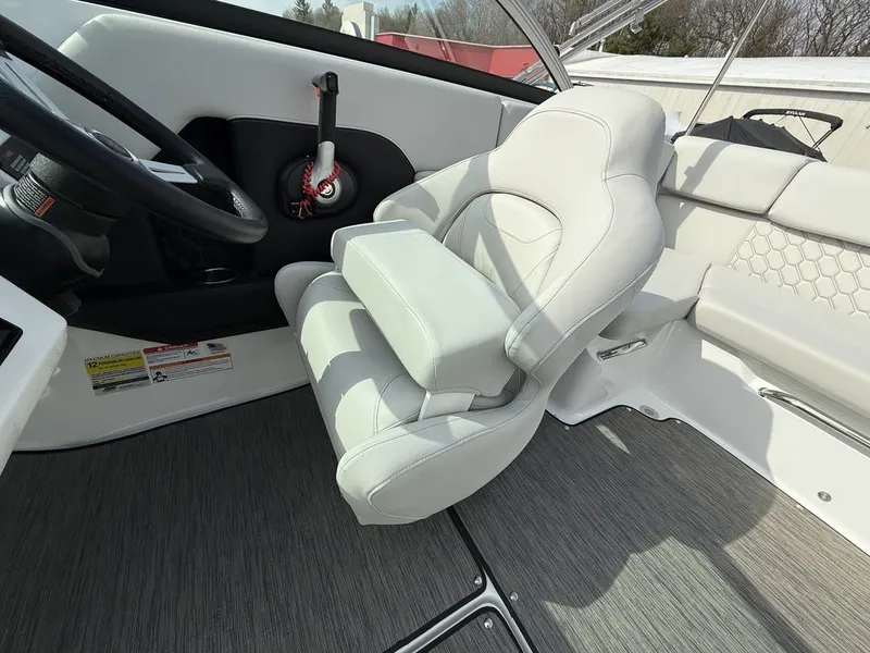 Slide: The Image of Four Winns H2 Freedom 2026 - 12