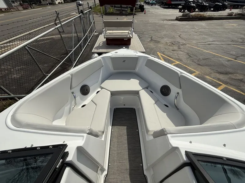 Slide: The Image of Four Winns H2 Freedom 2026 - 14