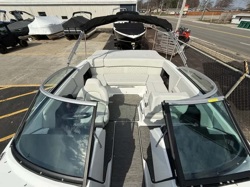 Slide: The Image of Four Winns H2 Freedom 2026 - 15