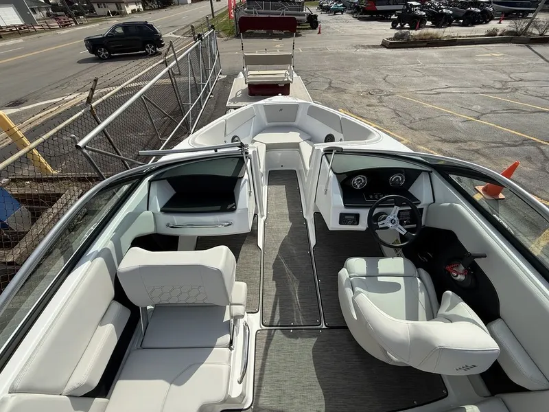 Slide: The Image of Four Winns H2 Freedom 2026 - 16