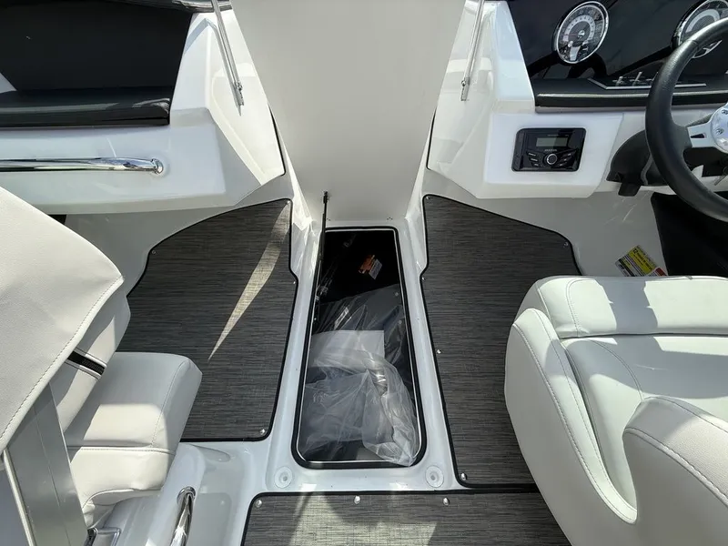 Slide: The Image of Four Winns H2 Freedom 2026 - 17