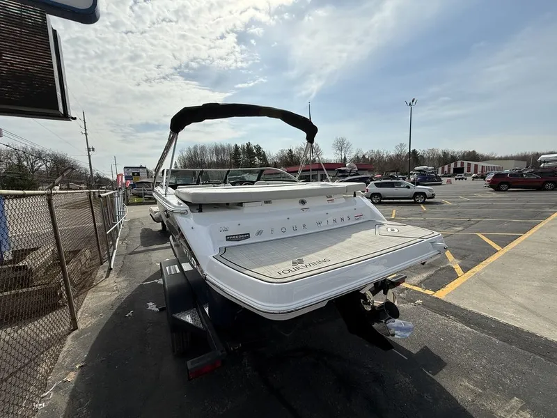 Slide: The Image of Four Winns H2 Freedom 2026 - 3