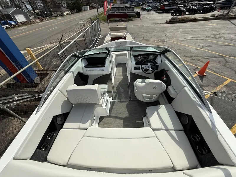 Slide: The Image of Four Winns H2 Freedom 2026 - 7