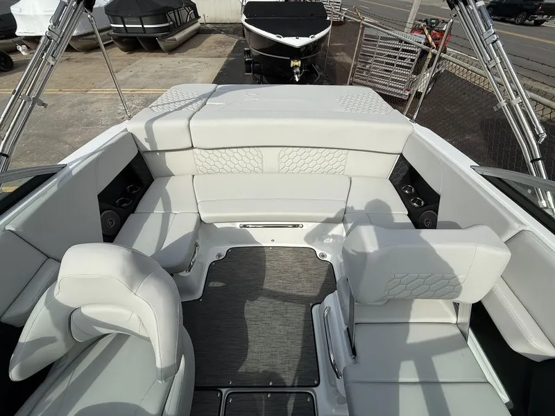 Slide: The Image of Four Winns H2 Freedom 2026 - 8