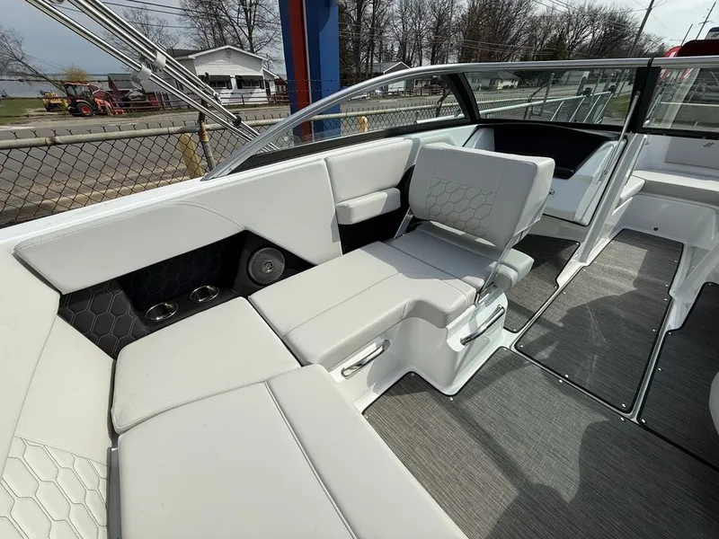 Slide: The Image of Four Winns H2 Freedom 2026 - 9