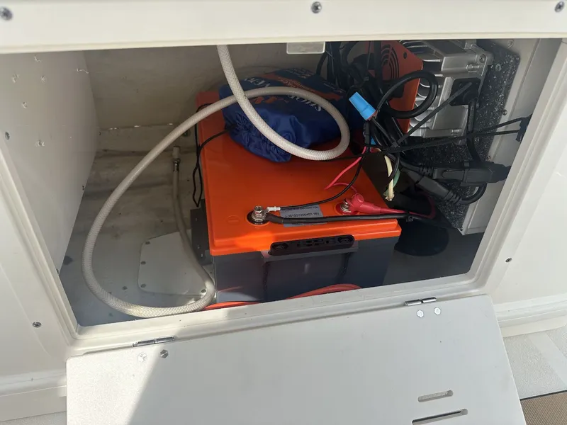 Slide: The Image of NauticStar 251 HYBRID 2020 - 14