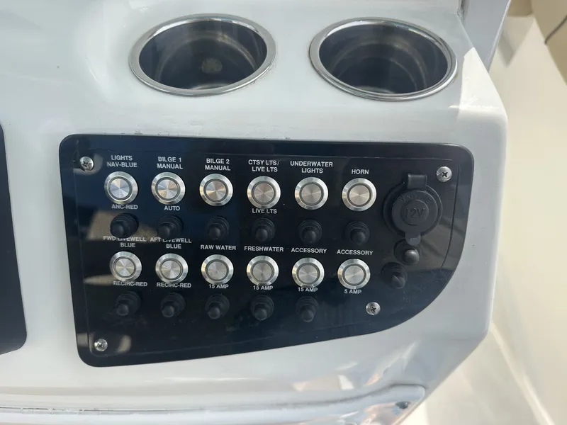 Slide: The Image of NauticStar 251 HYBRID 2020 - 13