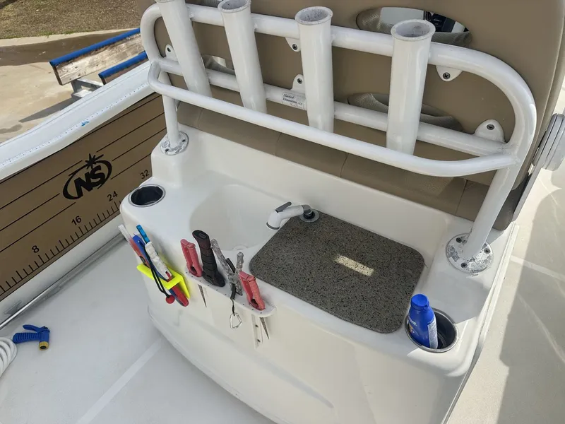 Slide: The Image of NauticStar 251 HYBRID 2020 - 16