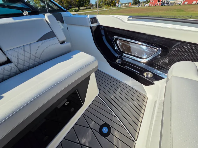 Slide: The Image of Sea Ray SLX 360 Outboard 2027 - 34