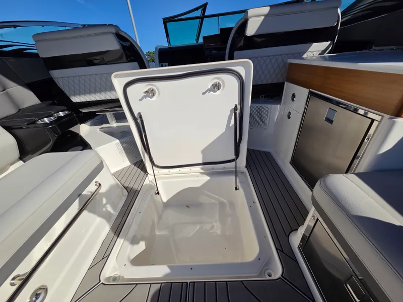 Slide: The Image of Sea Ray SLX 360 Outboard 2027 - 25