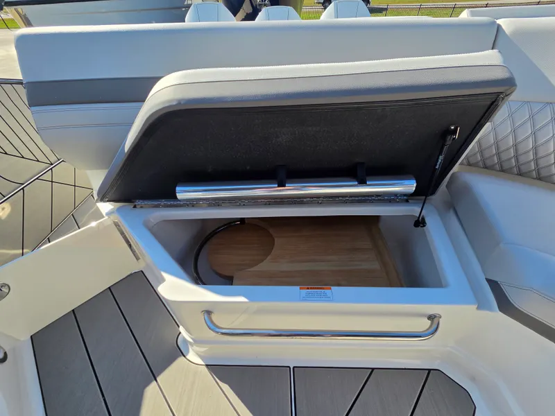 Slide: The Image of Sea Ray SLX 360 Outboard 2027 - 39