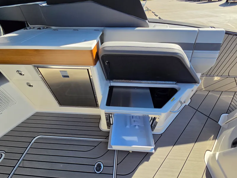 Slide: The Image of Sea Ray SLX 360 Outboard 2027 - 37
