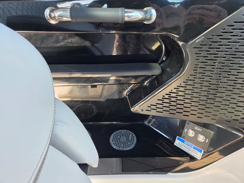 Slide: The Image of Sea Ray SLX 360 Outboard 2027 - 14