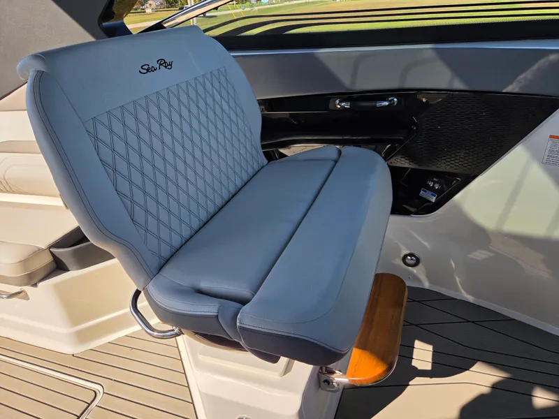 Slide: The Image of Sea Ray SLX 360 Outboard 2027 - 13