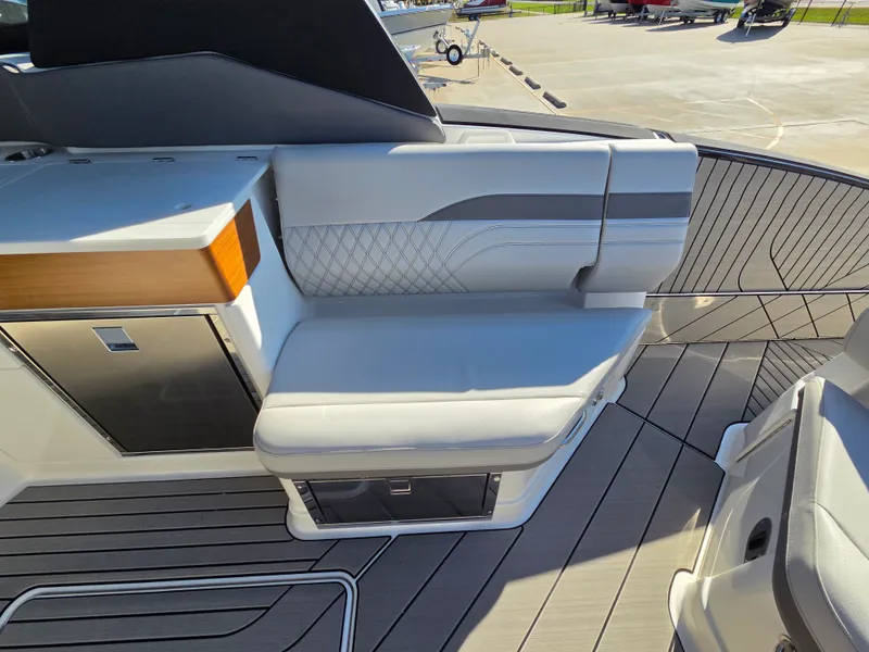 Slide: The Image of Sea Ray SLX 360 Outboard 2027 - 38