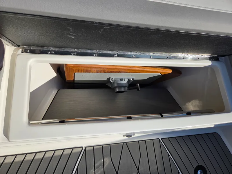 Slide: The Image of Sea Ray SLX 360 Outboard 2027 - 31