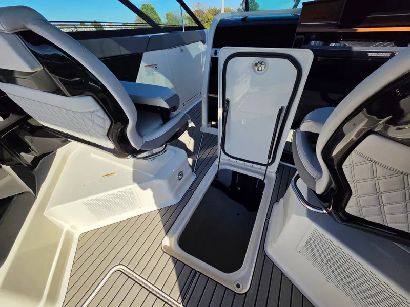 Slide: The Image of Sea Ray SLX 360 Outboard 2027 - 24