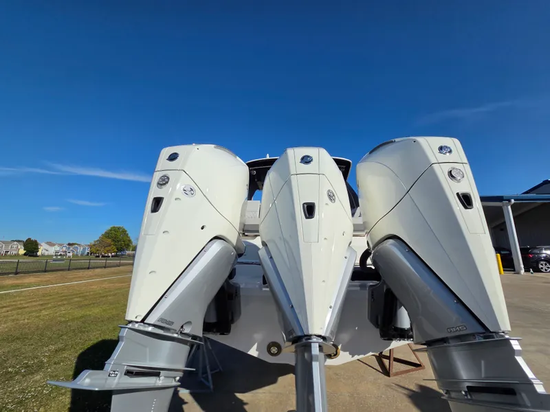 Slide: The Image of Sea Ray SLX 360 Outboard 2027 - 44