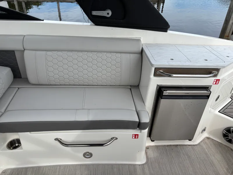 Slide: The Image of Sea Ray 290 SUNDECK 2025 - 9