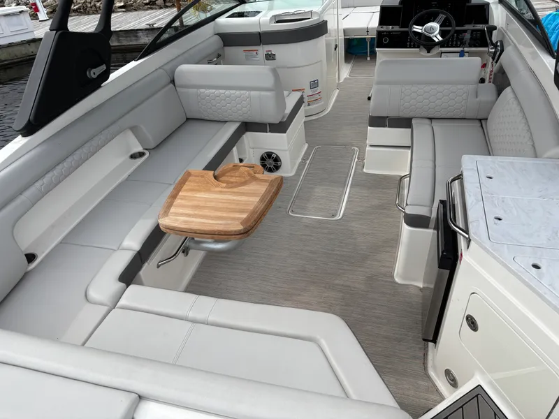 Slide: The Image of Sea Ray 290 SUNDECK 2025 - 7