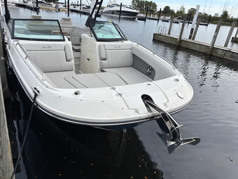 Slide: The Image of Sea Ray 290 SUNDECK 2025 - 4