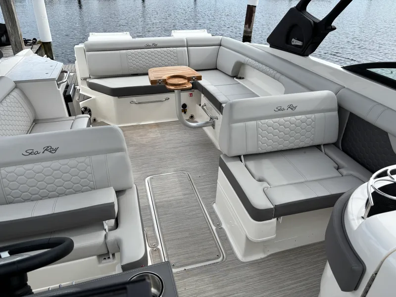 Slide: The Image of Sea Ray 290 SUNDECK 2025 - 8
