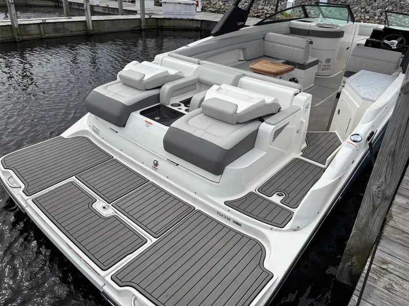 Slide: The Image of Sea Ray 290 SUNDECK 2025 - 6