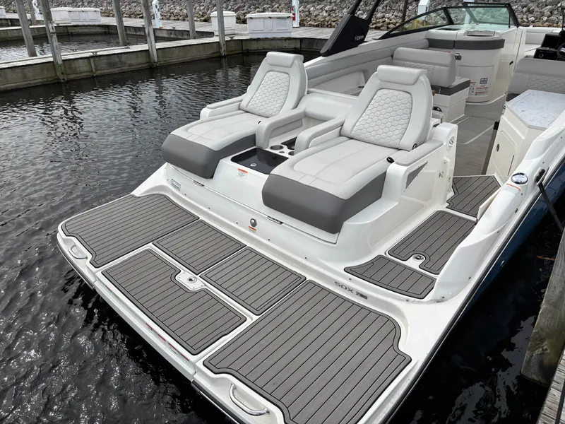 Slide: The Image of Sea Ray 290 SUNDECK 2025 - 5