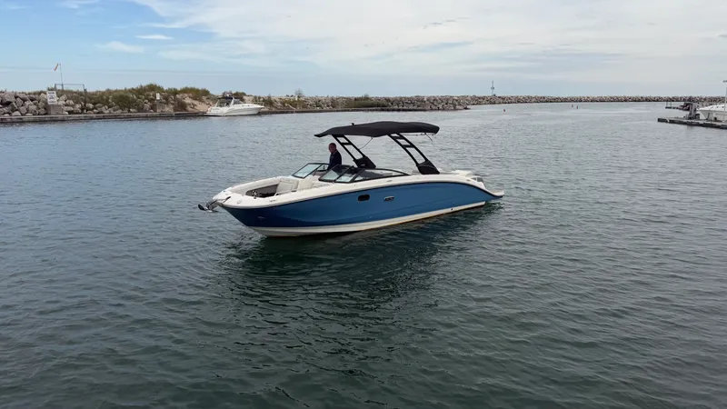 Slide: The Image of Sea Ray 290 SUNDECK 2025 - 19