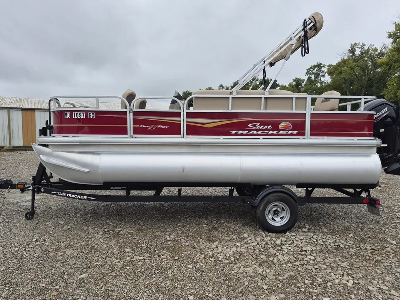 The Image of Sun Tracker 18 Bass Buggy DLX Pontoon 2025 - 0