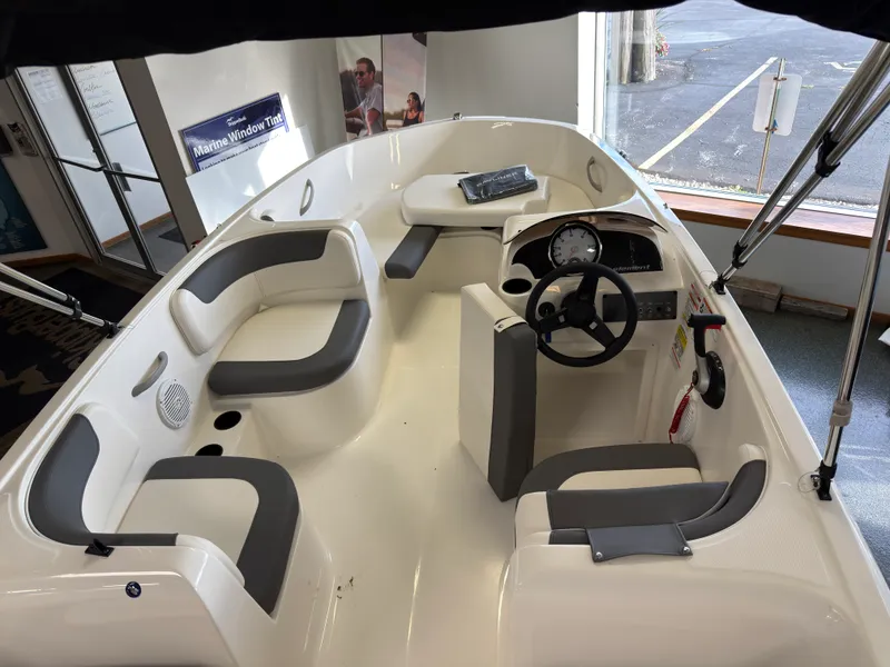 Slide: The Image of Bayliner E16LE 2026 - 13